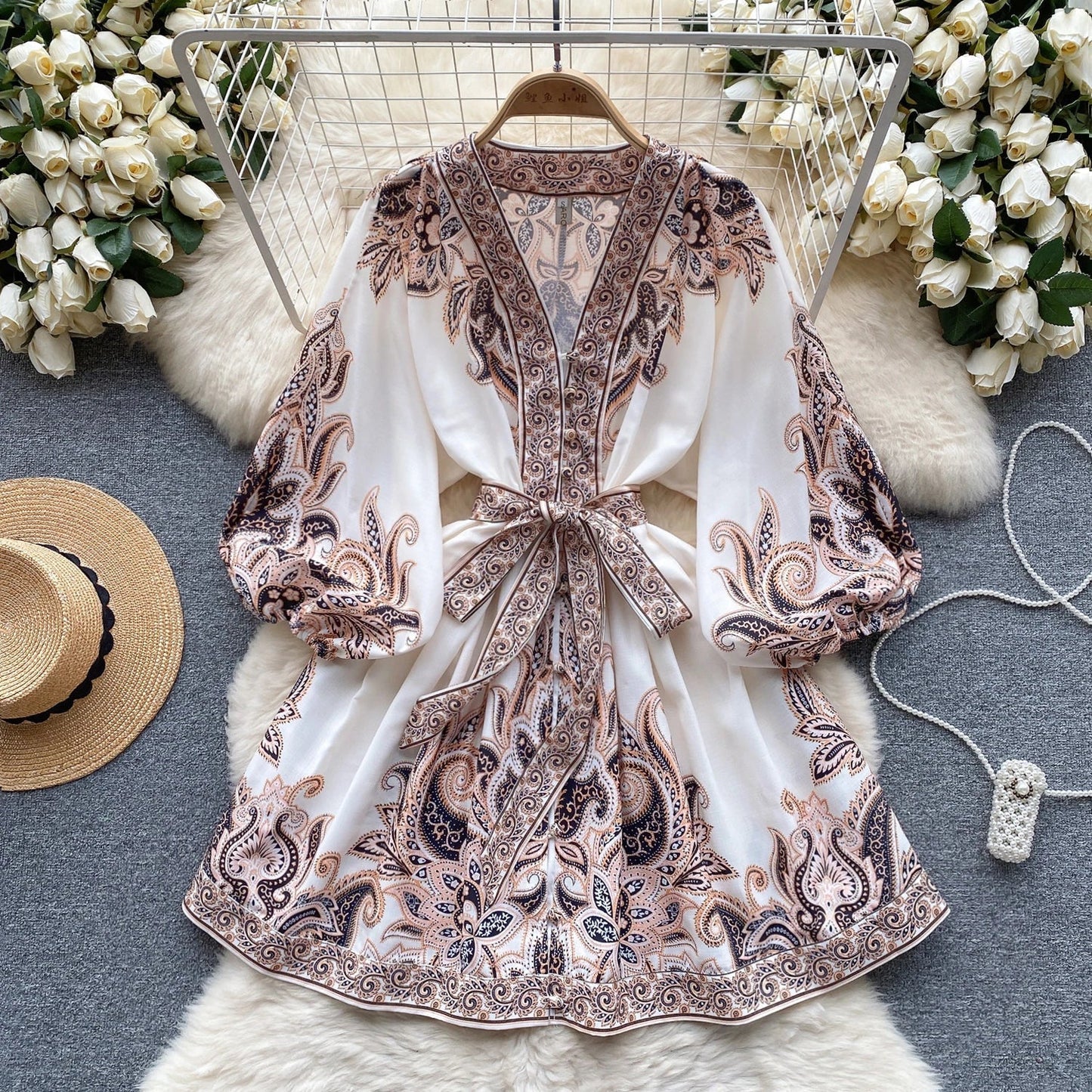 LP | Elegante miniabito con stampa vintage, maniche a sbuffo in linea A e scollatura a V