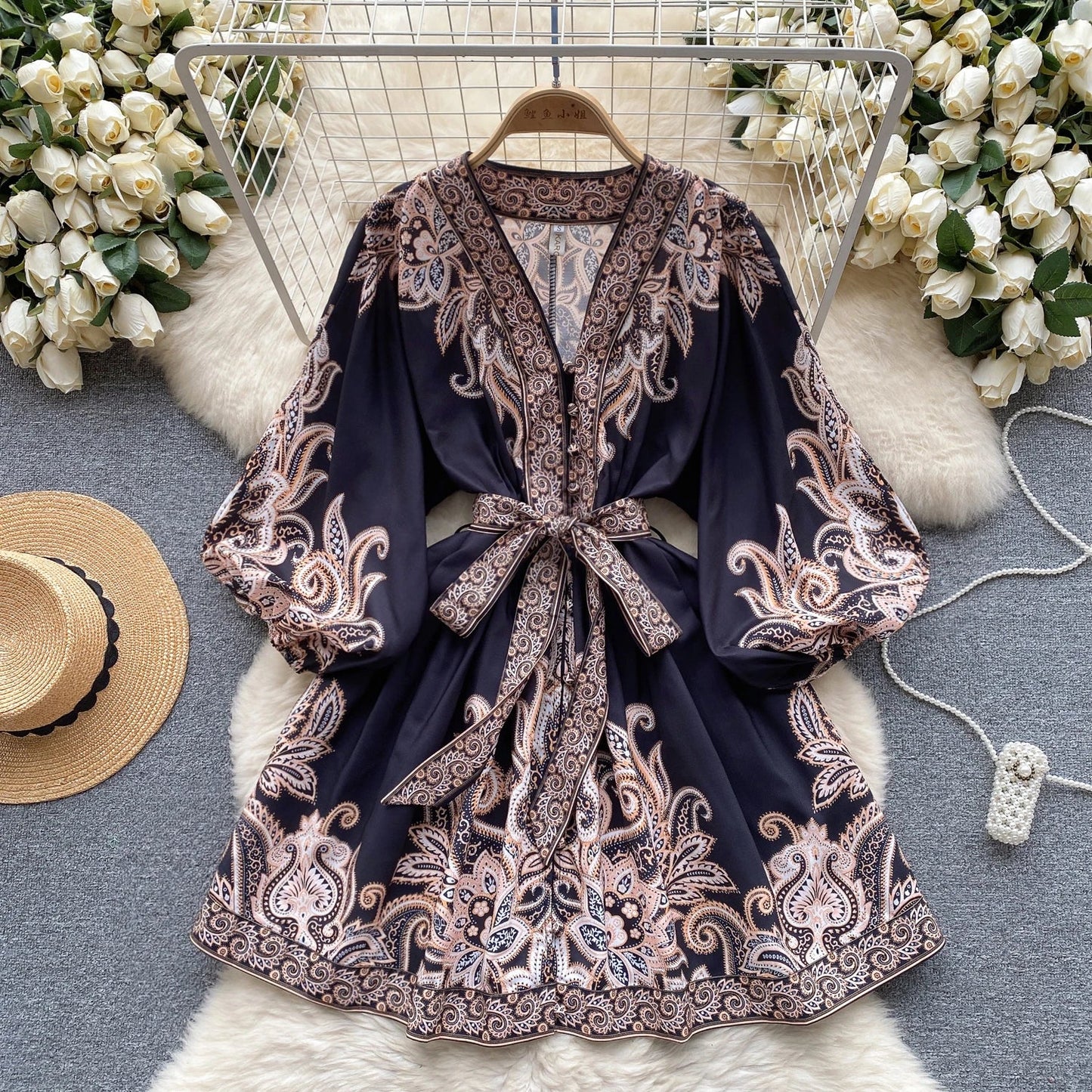 LP | Elegante miniabito con stampa vintage, maniche a sbuffo in linea A e scollatura a V