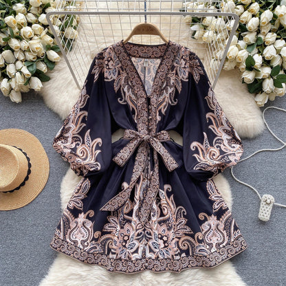 LP | Elegante miniabito con stampa vintage, maniche a sbuffo in linea A e scollatura a V