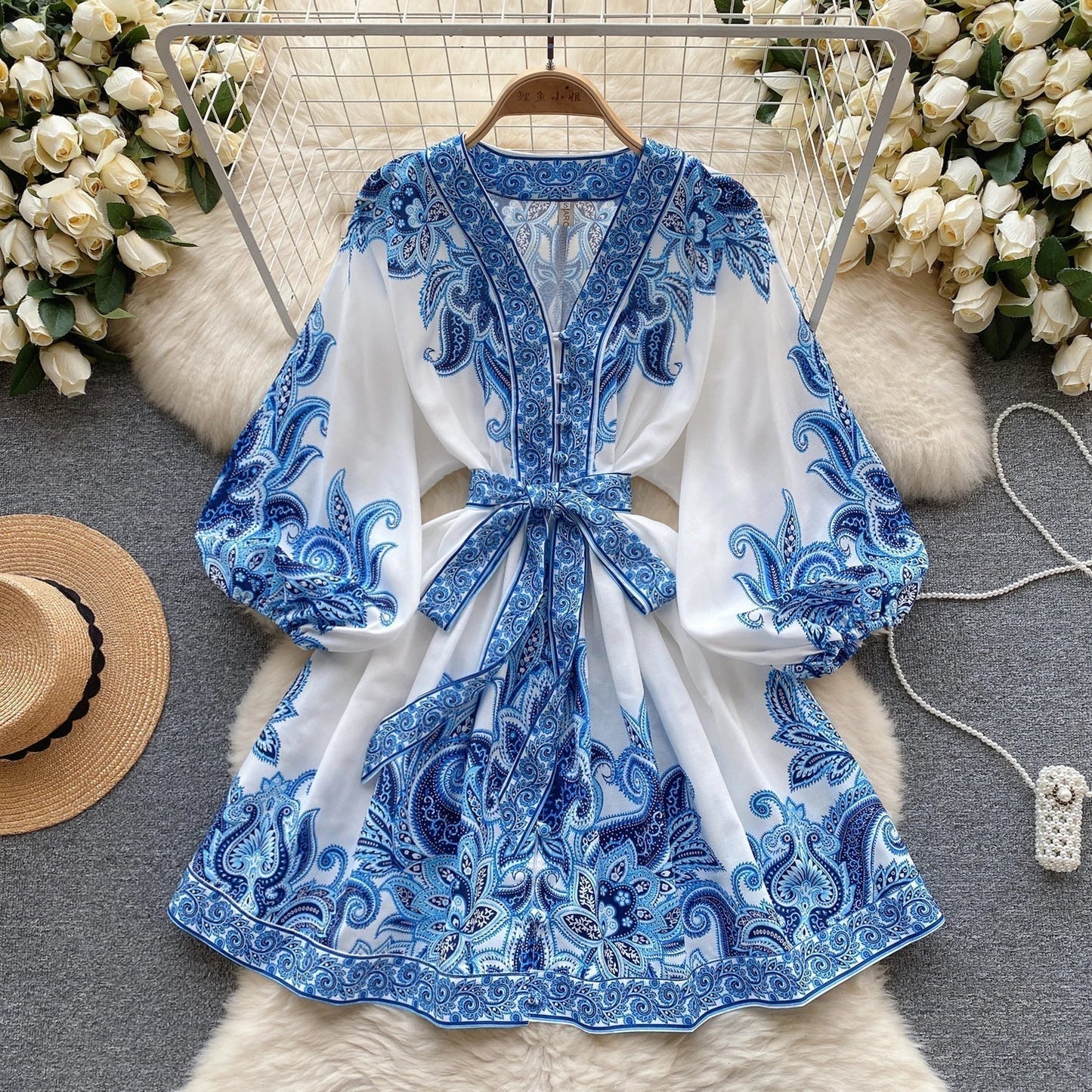 LP | Elegante miniabito con stampa vintage, maniche a sbuffo in linea A e scollatura a V