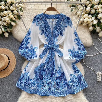 LP | Elegante miniabito con stampa vintage, maniche a sbuffo in linea A e scollatura a V